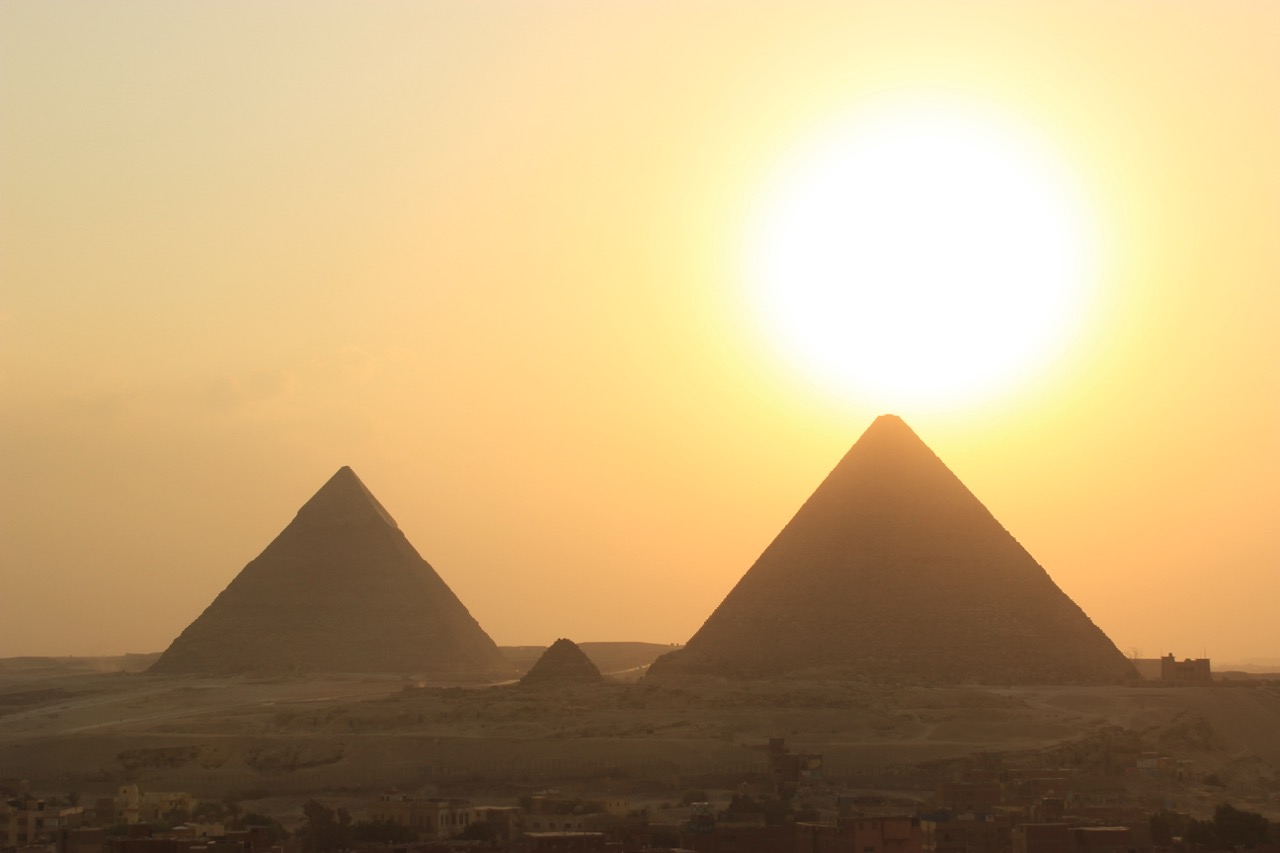 https://www.9h45.fr/wp-content/uploads/2024/12/Egypte-pyramides.jpeg